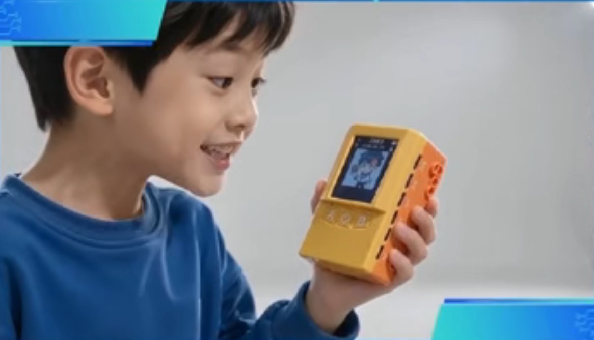 孩子使用 AI WonderKit 开口创造 微笑互动